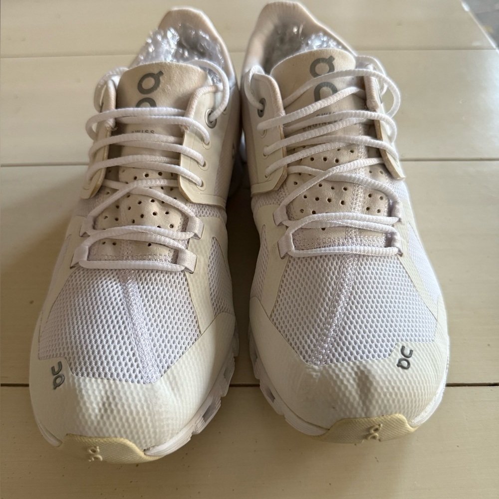 White Athletic Sneakers by On. Lightweight Cloudtec Swiss engineering. Sz 7.5. - Picture 5 of 5